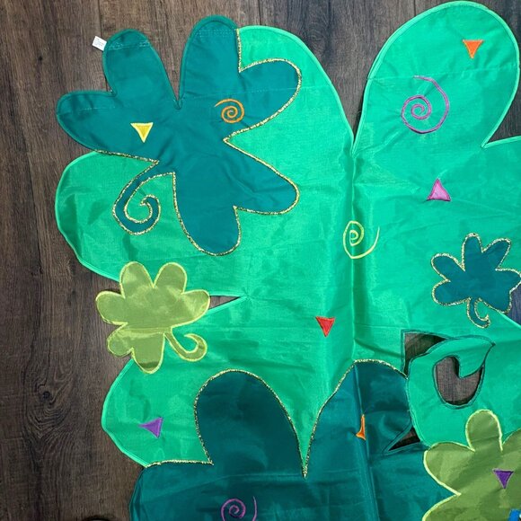 Shamrock-Shaped Nylon Garden Flag Tails 47" Long St Patrick 4 Leaf Clover Vintge - Picture 2 of 7